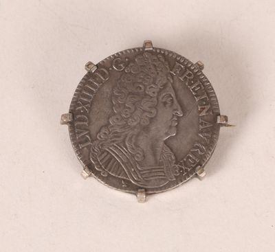 une pièce d'argent portant une tête de femme et une couronne
