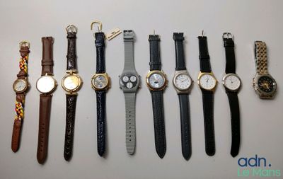 plusieurs types de montres sont alignés sur une table