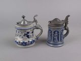 paire de tasses en porcelaine bleue et blanche avec anses