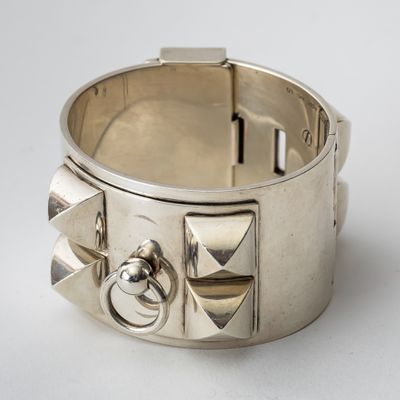 bracelet en argent orné de rivets et de clous sur un fond blanc