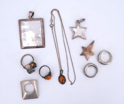 beaucoup de bijoux posés sur la table