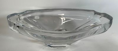 un bol en verre posé sur une table