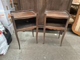 une paire de tables de chevet en bois avec des tiroirs superposés