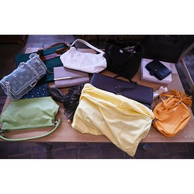 de nombreux sacs et sacs à main disposés sur une table