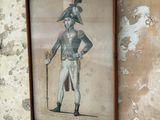 une photo d'un homme en uniforme militaire accrochée au mur