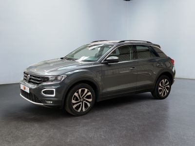 un SUV Volkswagen gris garé dans une grande pièce