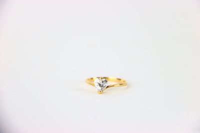gros plan d'une bague en diamant sur une surface blanche
