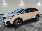 Un SUV blanc est garé dans une pièce dont le sol est en damier.