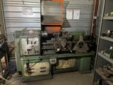 une machine qui se trouve à l'intérieur d'un garage
