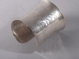 gros plan d'une bague en argent sur une surface blanche