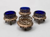 trois bols en verre bleu empilés les uns sur les autres sur une table