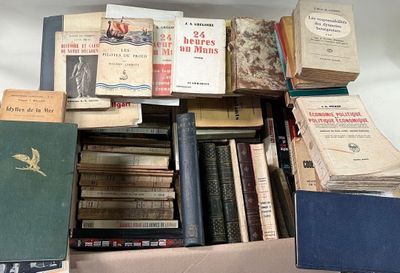 plusieurs livres empilés sur une table
