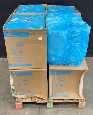 des cartons posés sur une palette, recouverts de sacs bleus