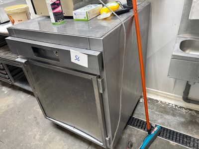 une cuisine avec un évier et une serpillière posée par terre