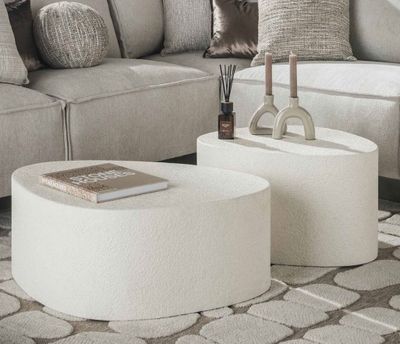 un salon avec un canapé et une table basse