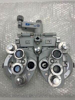 une photo d'une paire de lunettes posée sur une table