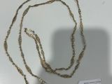 gros plan d'un collier sur une table avec une étiquette dessus
