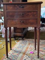 Table de chevet en acajou et placage d'acajou flammé ouvrant… (photo 2)