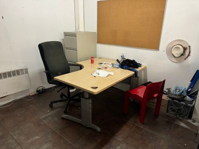LJS SARL FABIO MOTO 13. 1 bureau d'angle