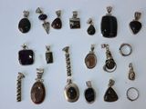 plusieurs types de bijoux sont présentés sur une surface blanche