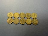 un groupe de cinq pièces d'or posées sur une table