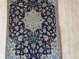 un tapis accroché au mur dans une pièce