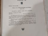 une feuille de papier posée sur une table, sur laquelle figure une image