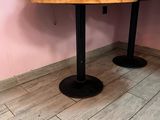 une table sur laquelle il y a beaucoup de plats