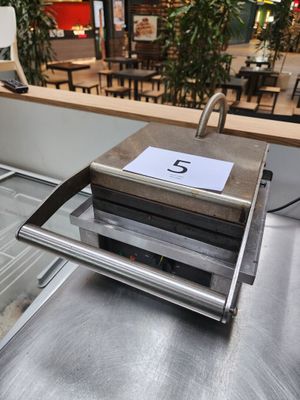 une machine posée sur un tapis roulant dans un restaurant