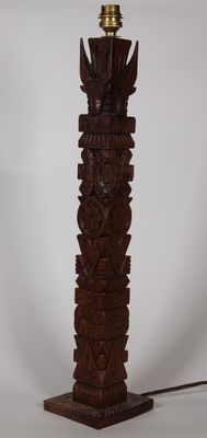 LAMPE Totem en bois exotique sculpté de motifs géométriques …