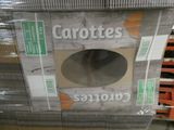 une boîte de carottes posée sur une étagère dans un magasin