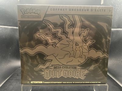 La carte à collectionner Pokémon est exposée dans une vitrine.