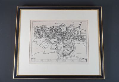 Gravure figurant une carte de Caen, encadrée sous verre.