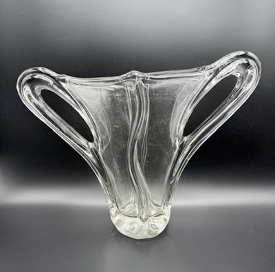 un vase en verre posé sur une table