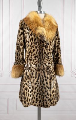 un gros plan d'un manteau à imprimé léopard sur un mannequin