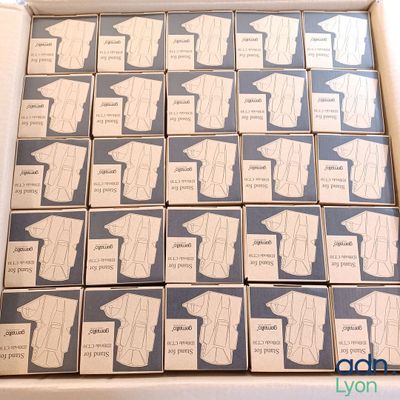 une boîte contenant de nombreux types de vêtements différents