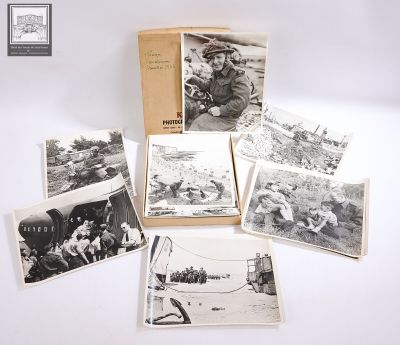 plusieurs photos en noir et blanc d'un homme en uniforme militaire assis devant une pile de livres