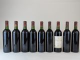 six bouteilles de vin alignées sur une table