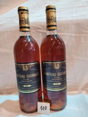 deux bouteilles de vin posées sur une table l'une à côté de l'autre
