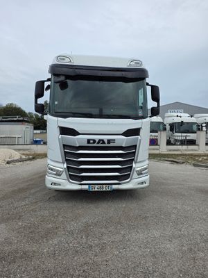 la photo d'un camion blanc garé sur un parking