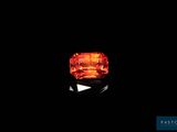 gros plan d'un diamant orange sur une surface noire