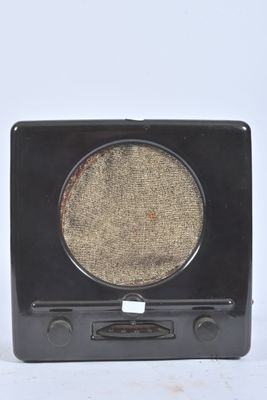 une radio noire surmontée d'un disque doré