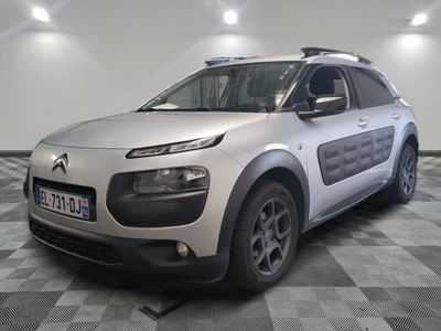 une voiture blanche garée sur un sol à carreaux