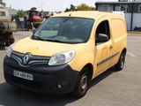 une camionnette jaune garée sur un parking à côté d'un camion
