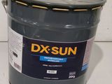 un gros plan sur un seau de peinture Duralex posé sur une table