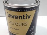 une photo d'un pot de peinture posé sur une table