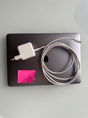 un ordinateur portable muni d'un chargeur et d'un câble qui y est branché