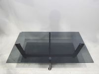 Table basse rectangulaire, le plateau en verre fumé reposant… (photo 4)