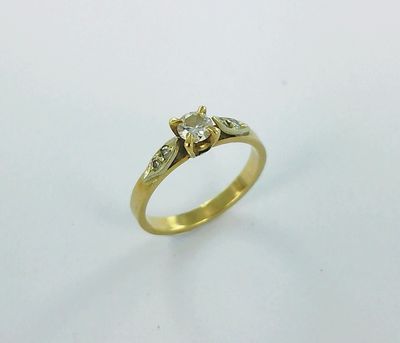 Gros plan sur une bague en or ornée d'un diamant