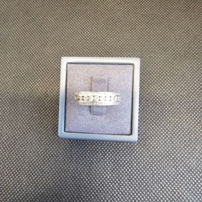 une photo d'une bague en diamant dans un écrin posé sur une table